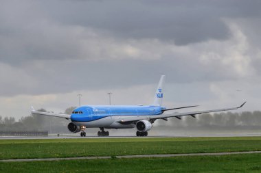 Schiphol, Hollanda - 17 Nisan 2024. KLM Kraliyet Hollanda Havayolları. Uçak yağmurlu bir günde havalanıyor.