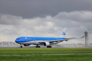 Schiphol, Hollanda - 17 Nisan 2024. KLM Kraliyet Hollanda Havayolları. Uçak yağmurlu bir günde havalanıyor.