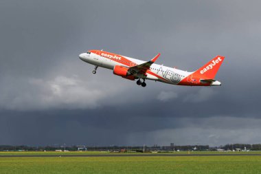 Schiphol, Hollanda - 17 Nisan 2024. Easyjet Airbus A320 bulutlu bir yağmurlu günde pistten havalanıyor. 