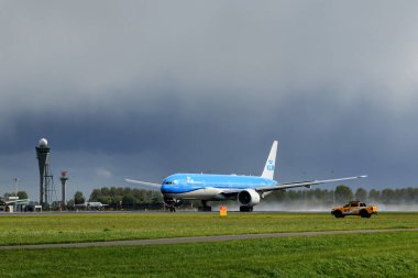 Schiphol, Hollanda - 17 Nisan 2024. KLM Kraliyet Hollanda Havayolları. Uçak yağmurlu bir günde havalanıyor.