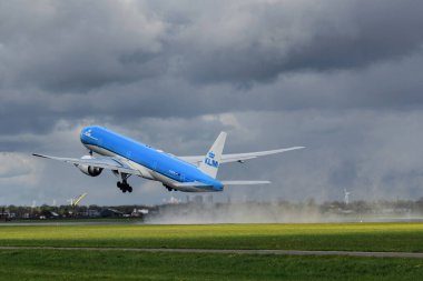 Schiphol, Hollanda - 17 Nisan 2024. KLM Kraliyet Hollanda Havayolları. Uçak yağmurlu bir günde havalanıyor.