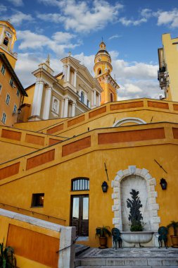 Güney Fransa 'daki eski kilisenin ön cephesiyle antik Menton kasabasında meydana çıkan eski merdiven.