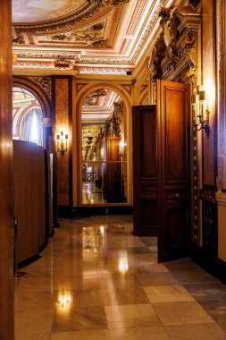 Monte Carlo, Monaco - 01 Kasım 2024: Monaco 'daki Monte Carlo kumarhanesinin içinde muhteşem bir tavan, karmaşık altın detaylar, mermer sütunlar, süslü avizeler ve vitray pencereler sergilenmektedir. Klasik mimarinin bir başyapıtı.