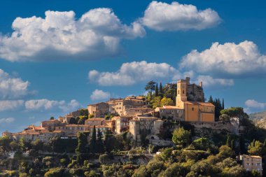  Fransa 'nın Provence şehrinde küçük bir ortaçağ köyü olan Eze' nin manzarası. Eze, Fransa 'nın en güzel köylerinin altında listelenmiştir.