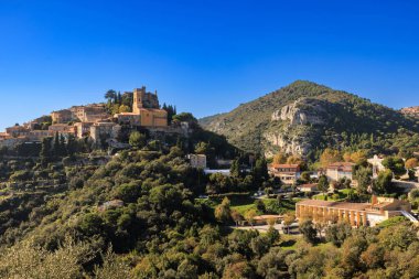  Fransa 'nın Provence şehrinde küçük bir ortaçağ köyü olan Eze' nin manzarası. Eze, Fransa 'nın en güzel köylerinin altında listelenmiştir.