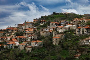 Dimitsana, Yunanistan. Dimitsana, Yunanistan 'ın Moreloponnese eyaletinin Arcadia kentinde bir dağ köyüdür..