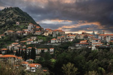 Dimitsana, Yunanistan. Dimitsana, Yunanistan 'ın Moreloponnese eyaletinin Arcadia kentinde bir dağ köyüdür..