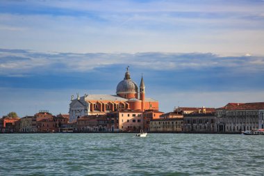 Venedik 'teki Giudecca Adası' ndaki Chiesa del Redentore ve çevresindeki tarihi binalar dramatik bir gökyüzü altında denizin diğer tarafından ele geçirildi..