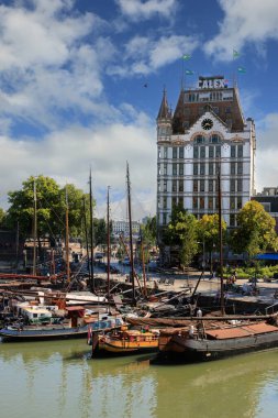 Rotterdam, NETHERLANDS - 3 Eylül 2022: Hollanda 'nın Rotterdam kentindeki Beyaz Saray yakınlarında demirlemiş geleneksel Hollanda tekneleri, deniz mirası ve kentsel mimarinin bir karışımını yakalıyor..