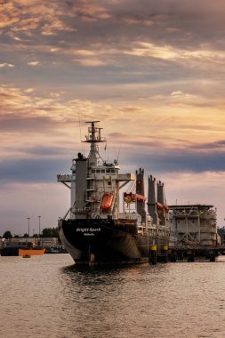 Rotterdam, NETHERLANDS - 3 Eylül 2022: Rotterdam, Hollanda 'daki iskeleye yanaşan ticari gemi Bright Spark kalkış için hazırlandı.