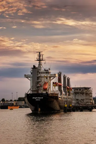 Rotterdam, NETHERLANDS - 3 Eylül 2022: Rotterdam, Hollanda 'daki iskeleye yanaşan ticari gemi Bright Spark kalkış için hazırlandı.