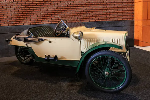 Lahey, Hollanda, 11 Temmuz 2023: Zarif 1937 Panhard Levassor X77 Dynamic sedan, Louwman Müzesi 'nde sergilenmektedir. Savaş öncesinden kalma nadir bir Art Deco Fransız klasik arabası..
