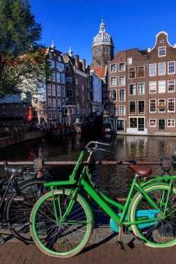 AMSTERDAM, NETHERLANDS - 31 Ağustos 2022: güzel Amsterdam manzarası. Amsterdam 'daki Kanal Köprüsü' nde Bisiklet 