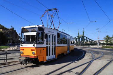 Budapeşte, Macaristan - 9 Eylül 2021: Budapeşte, Macaristan 'da ikonik sarı tramvay. Macar başkentinin göbeğinde şehir merkezi ve şehir taşımacılığı.