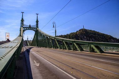 Budapeşte, Macaristan 'daki ikonik yeşil Özgürlük Köprüsü' nün görüntüsü. Tramvay hatları ve trafik yok.. 