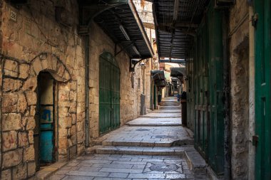 Kudüs 'ün merkezindeki dar sokaklar. Ulusal karakter. Müslüman alışveriş bölgesi