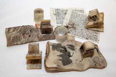 Kudüs, İsrail, 09 Aralık 2021 - Eski Yahudi tefillin koleksiyonu ve Tevrat parşömen üzerine yazılmış parşömen parçaları. Yahudi dua ritüellerinde kullanılan tarihi eserler.