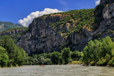 İtalya 'nın Verona ilinin Valdadige kentinde bir yaz günü boyunca yemyeşil ormanlarla çevrili Adige Nehri' nde rafting yapan turist grupları görülüyor. Nehir eğlence faaliyetleri ve eko-turizm açısından popülerdir..