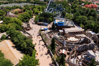 Castelnuovo del Garda, İtalya - Cangle Rapids 'in 30 Haziran 2025' te havadan görünüşü ve Gardaland Lunaparkı 'nda volkan temalı manzarası.