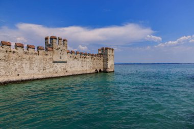 Garda Gölü; Sirmione Kalesi. Garda Gölü 'ndeki Sirmione kalesinin manzarası.