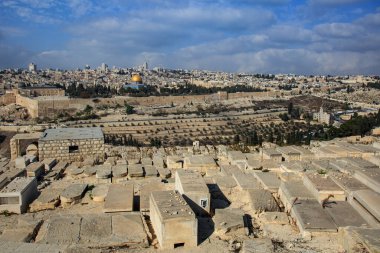 Eski Yahudi Mezarlığı ve antik duvarlar arka planda Jerusalem, İsrail.