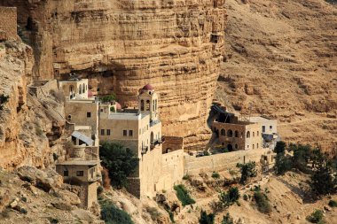 Eski Yunan Ortodoks manastırı Aziz George İsrail 'deki Yahudi Çölü' nün kayalıklarına oyulmuş. Yeşillik ve tarihi mimarisi olan dramatik bir kanyon manzarası..
