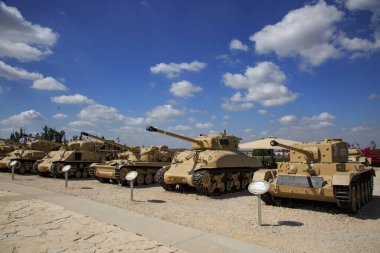 LATRUN, ISRAEL - 09 Temmuz 2017: Latrun 'daki Yad La-Shiryon Zırhlı Kolordu Müzesi' nde antika tanklar sergileniyor