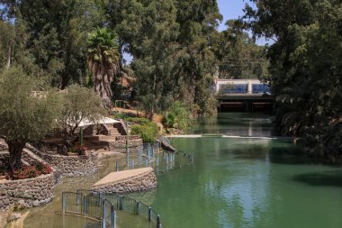 İsrail 'in kuzeyindeki Tiberias yakınlarındaki Ürdün nehrindeki Yardenit Vaftiz Alanı. Yardenit bir süre Ürdün Nehri 'nin ana vaftiz alanı olarak görev yaptı ve Qasr el Yahud' un yerini aldı..