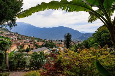 Parco Grotta Cascata Varone, Trentino-Alto Adige, İtalya 'da dağlarla dolu Arco kasabasının renkli bahçe manzarası.