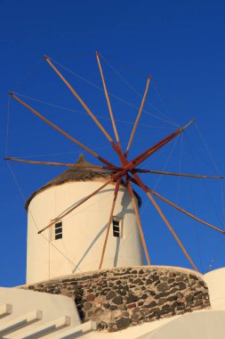 Santorini Oia köyünde Yel Değirmeni, Yunanistan, gün batımında
