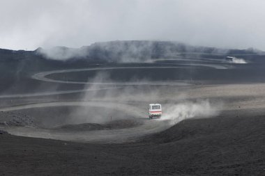Off Road Excursion Trucks, İtalya 'nın Sicilya kentindeki Etna Dağı 3323 nolu Volkan durağındaki en yüksek otobüs durağına yolcu taşır. Yüksek kalite fotoğraf