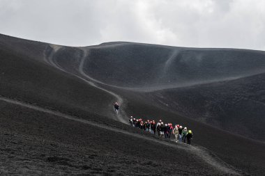 Etna Dağı, Catania, Sicilya, İtalya - 21 Eylül 2025: Etna Dağı 'nın volkanik arazisinde yürüyüş yapan yürüyüşçüler - dramatik Sicilya manzarasında macera ve keşif. Yüksek kalite fotoğraf
