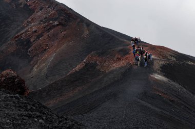 Etna Dağı, Catania, Sicilya, İtalya - 21 Eylül 2025: Etna Dağı 'nın volkanik arazisinde yürüyüş yapan yürüyüşçüler - dramatik Sicilya manzarasında macera ve keşif. Yüksek kalite fotoğraf