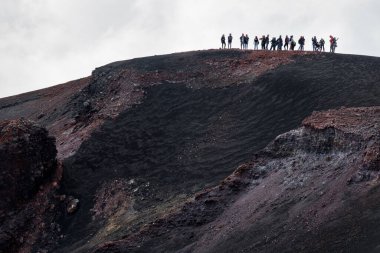Etna Dağı, Catania, Sicilya, İtalya - 21 Eylül 2025: Etna Dağı 'nın volkanik arazisinde yürüyüş yapan yürüyüşçüler - dramatik Sicilya manzarasında macera ve keşif. Yüksek kalite fotoğraf