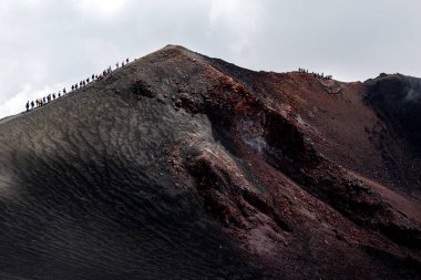 Etna Dağı 'nın volkanik arazisinde yürüyüş yapan yürüyüşçüler dramatik Sicilya manzarasında macera ve keşif. Yüksek kalite fotoğraf