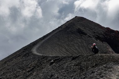 Etna Dağı, Catania, Sicilya, İtalya - 21 Eylül 2025: Etna volkanı manzarası, Sicilya, İtalya. Terk edilmiş Mars yüzeyi gibi. Güzel seyahat fotoğrafçılığı. Yüksek kalite fotoğraf