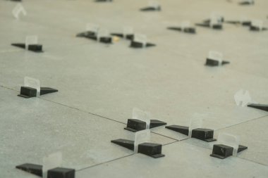 Plastik takozlu döşeme sistemi. Döşeme kiremitlerinin kurulumu. Seramik fayanslar ve aletler. Yüksek kalite fotoğraf