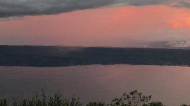 Toba Gölü 'nün güzel manzarası. Arka planda göl olan gün batımı