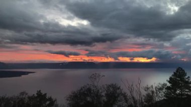 Toba Gölü 'nün güzel manzarası. Arka planda göl olan gün batımı