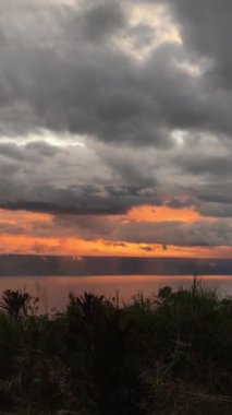 Toba Gölü 'nün güzel manzarası. Arka planda göl olan gün batımı