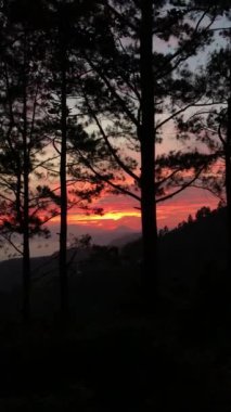 Toba Gölü 'nün güzel manzarası. Arka planda göl olan gün batımı.