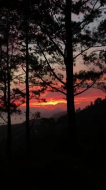 Toba Gölü 'nün güzel manzarası. Arka planda göl olan gün batımı.