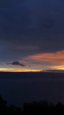 Toba Gölü 'nün güzel manzarası. Arka planda göl olan gün batımı.