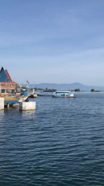 Simanindo Limanı, Kuzey Sumatra, Endonezya 'dan Toba Gölü manzarası.