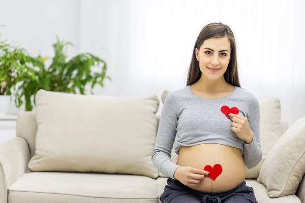 Foto Einer Schwangeren Frau Mit Rotem Herz Der Hand Konzept — Stockfoto
