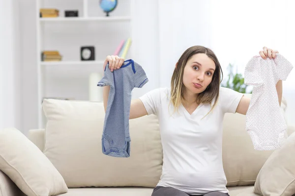 Photo Pregnant Woman Wearing Casual Clothes Holding Childish Clothes Hands — Stock Photo, Image