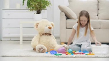 Teddy ile oynayan sevimli çocuğun 4K videosu. Çocukluk kavramı.