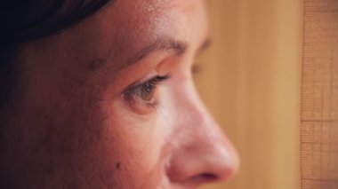 Kadının cilt sorunları olduğu için yüzüne dokunduğu 4K 'lık videoyu kapat. Güzellik kavramı.