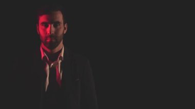 Gölgeli adamın 4K videosu ve arka planda pembe ışık. Başparmak gösteren insan kavramı.