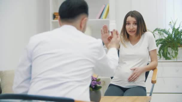 Video Cámara Lenta Mujer Embarazada Hablando Con Médico Concepto Visita — Vídeos de Stock